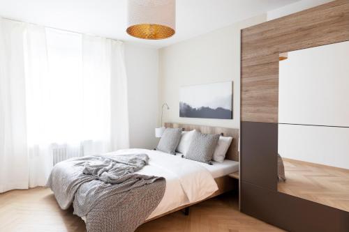 Кровать или кровати в номере Nest - Badenerstrasse 356
