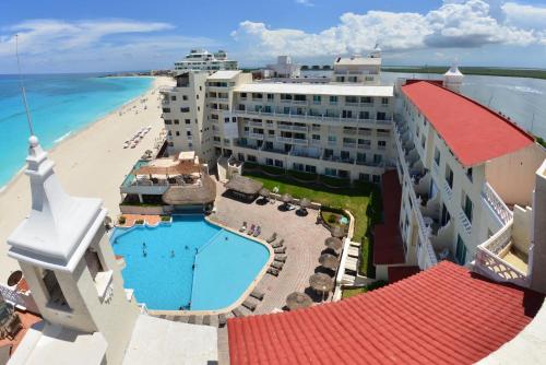 an aerial view of the hotel and the beach at BSEA Cancun Plaza Hotel in Cancún