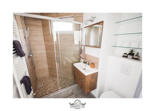 La salle de bains est pourvue d'une douche, de toilettes et d'un lavabo. dans l'établissement La Suite T2 40m2 avec terrasse 1ch-4pers Appart Hotel Poitiers, à Poitiers
