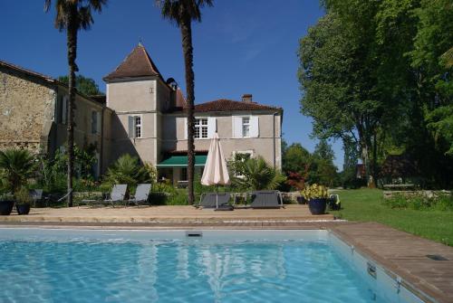 une maison avec piscine devant un immeuble dans l'établissement Chateau Saint Martin B&B, à Pouillon