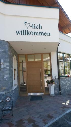 a sign for a high williammen building at Gästehaus Hartweger in Haus im Ennstal