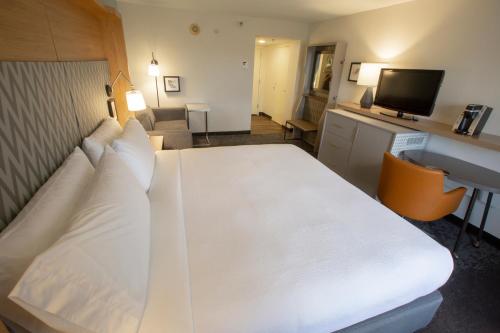 Holiday Inn Orlando International Airport, an IHG Hotel Image