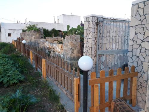 a wooden fence with a white ball on top at Oltremare in Vignacastrisi