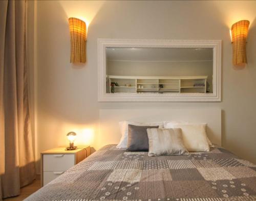 um quarto com uma cama com um espelho na parede em Paulas room. em Riga
