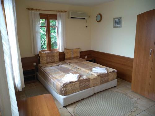 ソゾポルにあるGuestrooms Durnaのベッドルーム1室(ベッド2台、窓付)