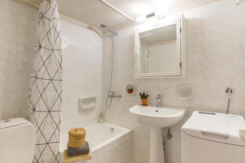 Nautilus charm city center apt with veranda