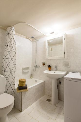 Nautilus charm city center apt with veranda