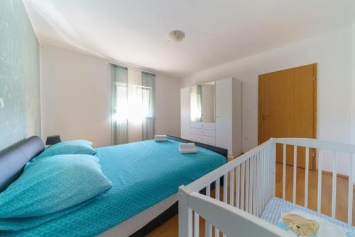 um quarto com uma cama com almofadas azuis em Holiday house Roko em Gornji Zemunik