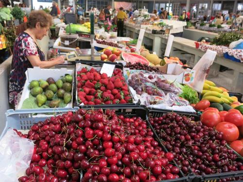 a market filled with lots of fruits and vegetables at SERENA BEACH 3 in Nazaré