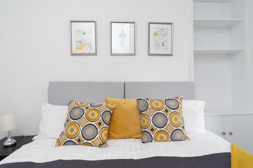 Ένα ή περισσότερα κρεβάτια σε δωμάτιο στο GreenStar Apartments - Short Walk Away Into Dundee City Centre - Next To Abertay University - Perfect For Your Short or Long Stays - Weekly & Monthly Offers For Your Longer Stays