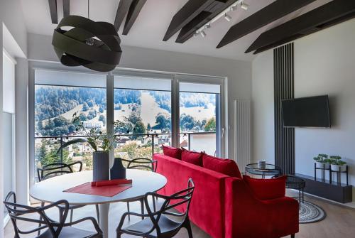 uma sala de estar com um sofá vermelho e uma mesa em Apartament Berg em Szczyrk