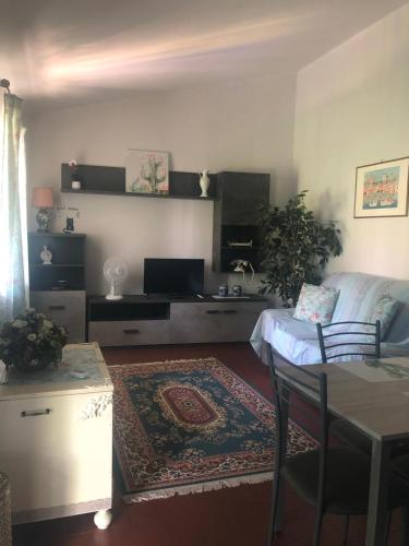 - un salon avec un canapé et une table dans l'établissement Casa di Armida, à Pavia