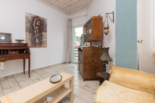 a living room with a desk and a chair at Mario's house in Kallirakhi