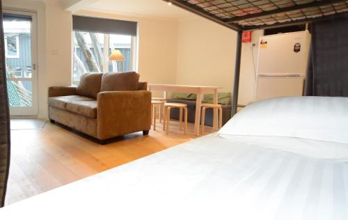 1 dormitorio con 1 cama, 1 silla y 1 mesa en Whistler 8 Glacier en Mount Buller