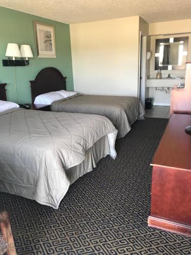 a hotel room with two beds in a room at Lakeside inn in Eufaula