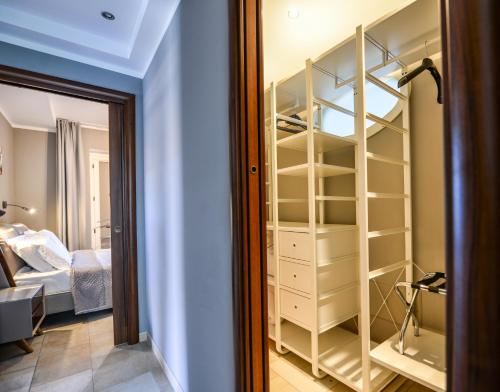 a room with a closet and a bedroom at Altezza in La Morra