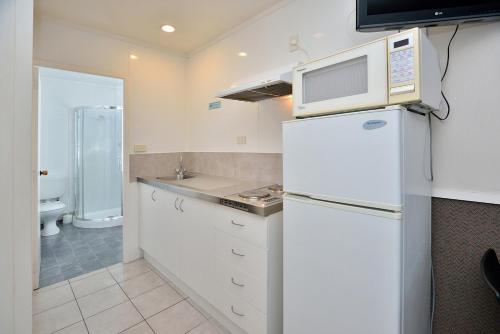 Η κουζίνα ή μικρή κουζίνα στο Auckland Northshore Motels & Holiday Park