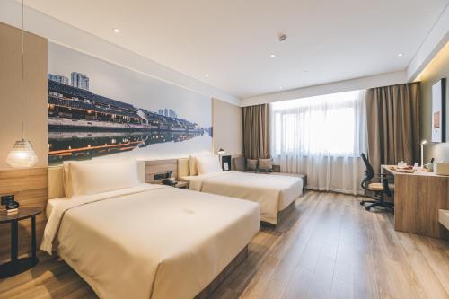 Atour Hotel Haining Leather City South Gateにあるベッド