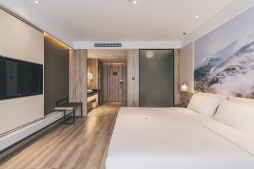 Atour Hotel Haining Leather City South Gateにあるベッド