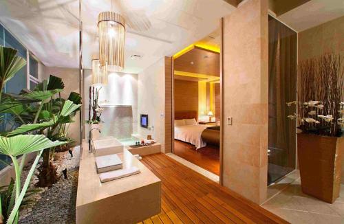 1 dormitorio con 1 cama y baño con bañera. en Changhua Laurel Boutique Motel, en Changhua City