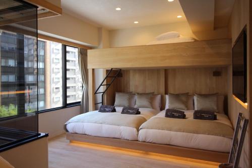 a bedroom with two beds in a room at Sakura Cross Hotel Akihabara in Tokyo