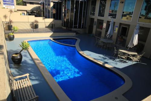 Kolam renang di atau dekat dengan Twin Towers Inn