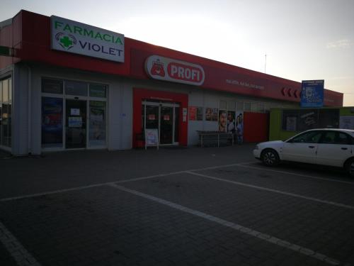 a white car parked in front of a store at Sia & Sophie House Oradea in Sîntandrei