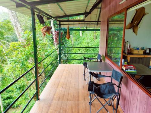 Noah's Nest Tree Houseにあるバルコニーまたはテラス