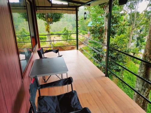 Noah's Nest Tree Houseにあるバルコニーまたはテラス