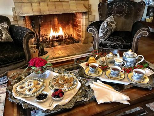 - une table avec de la nourriture et une cheminée dans le salon dans l'établissement The Inn on Knowles Hill Bed & Breakfast Hotel, à Sonora