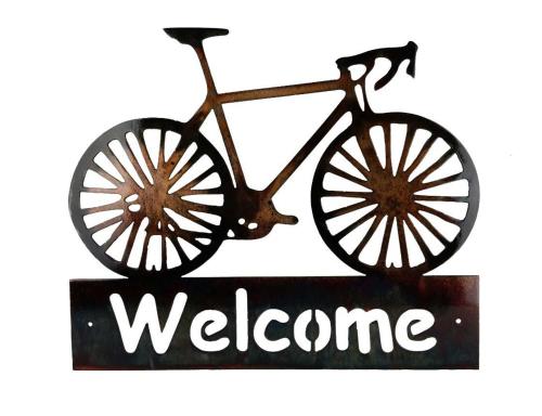 una señal de bicicleta con la palabra bienvenida en appartamento turistico il colle del nibbio en Torricella Peligna