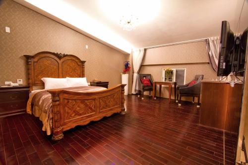 um quarto com uma grande cama de madeira num quarto em Formosa Vacation Village Homestay em Ren'ai