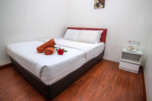 Кровать или кровати в номере Rose Cottage Hotel Taman Nusa Cemerlang