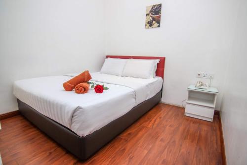 Кровать или кровати в номере Rose Cottage Hotel Taman Nusa Cemerlang