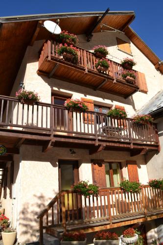 budynek z skrzyniami kwiatowymi na balkonach w obiekcie Le balcon fleuri w mieście Freissinieres
