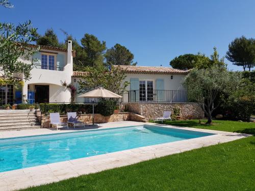 une villa avec piscine devant une maison dans l'établissement Azurea, à Valbonne