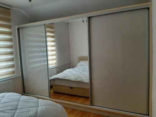 Una cama o camas en una habitación de Demmir