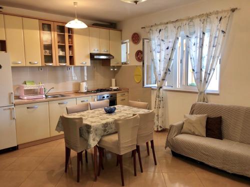 eine Küche und ein Esszimmer mit Tisch und Stühlen in der Unterkunft Apartment DAZ in Makarska
