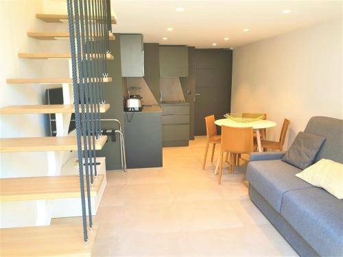 un salon avec un canapé bleu et une table dans l'établissement DUPLEX CENTRE MER 204, à Nice