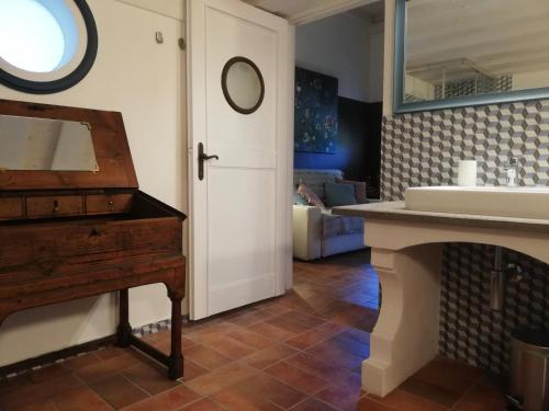 baño con piano y lavabo en Podere L'Olmaia, en Marsiliana