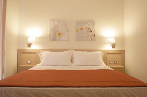 Postel nebo postele na pokoji v ubytování Le Rose Suite Hotel