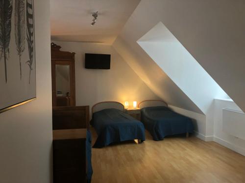 Habitación en el ático con 2 camas y escalera en La terrasse honfleuraise, en Honfleur