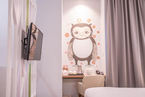 a room with an owl on the wall at All Nite & Day Kebon Jeruk in Jakarta