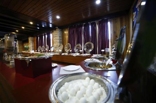 een badkamer met een rij wastafels en spiegels bij Yangthang Heritage in Gangtok