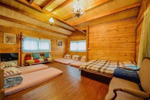 鹿谷的住宿－溪頭紅瓣天民宿，小木屋内带四张床的客房