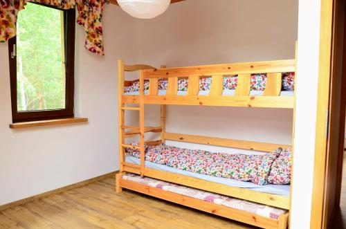 Poschodová posteľ alebo postele v izbe v ubytovaní Uroczysko Lubiaszów