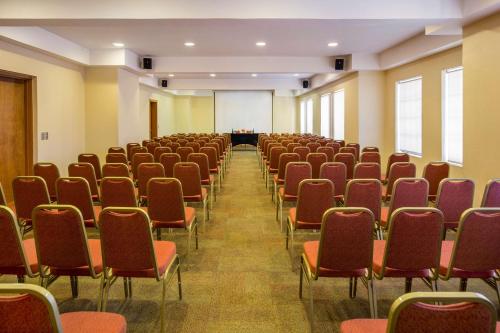 an empty room with rows of chairs and a screen at Best Western Marina del Rey in Viña del Mar