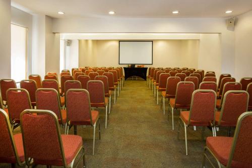 an empty lecture room with chairs and a screen at Best Western Marina del Rey in Viña del Mar