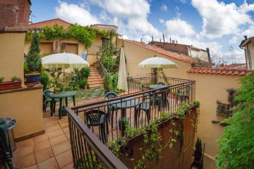- un balcon avec des tables et des parasols sur une maison dans l'établissement ALBERGUE SAN SATURNINO, à Ventosa