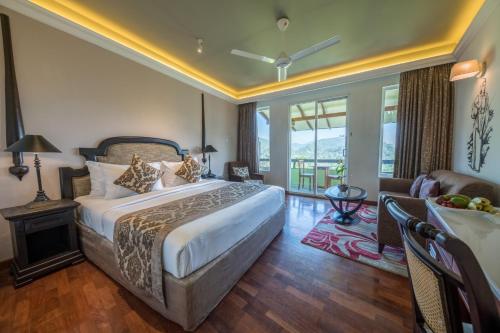 Ένα ή περισσότερα κρεβάτια σε δωμάτιο στο Earl's Regent Hotel